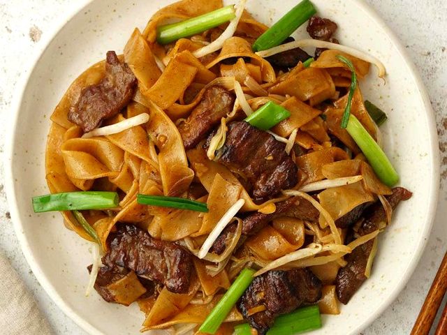 Beef chow fun with scallions